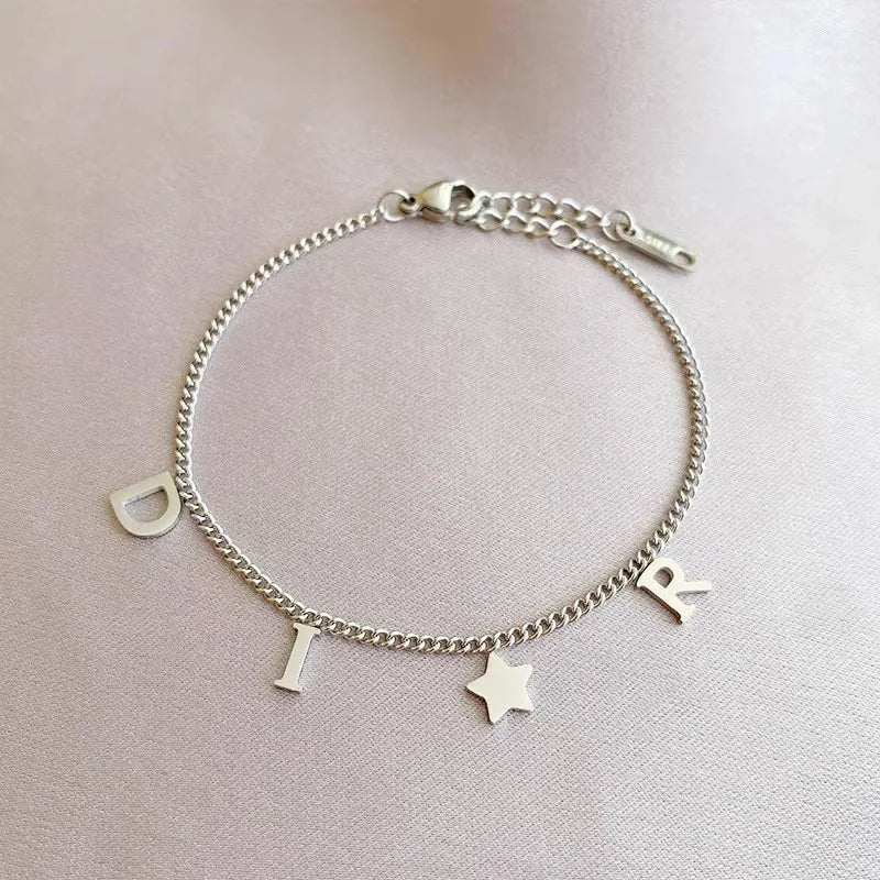 Bracelet Luxe Lettre & Étoile – Acier Inoxydable