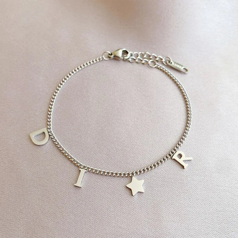 Bracelet Luxe Lettre & Étoile – Acier Inoxydable